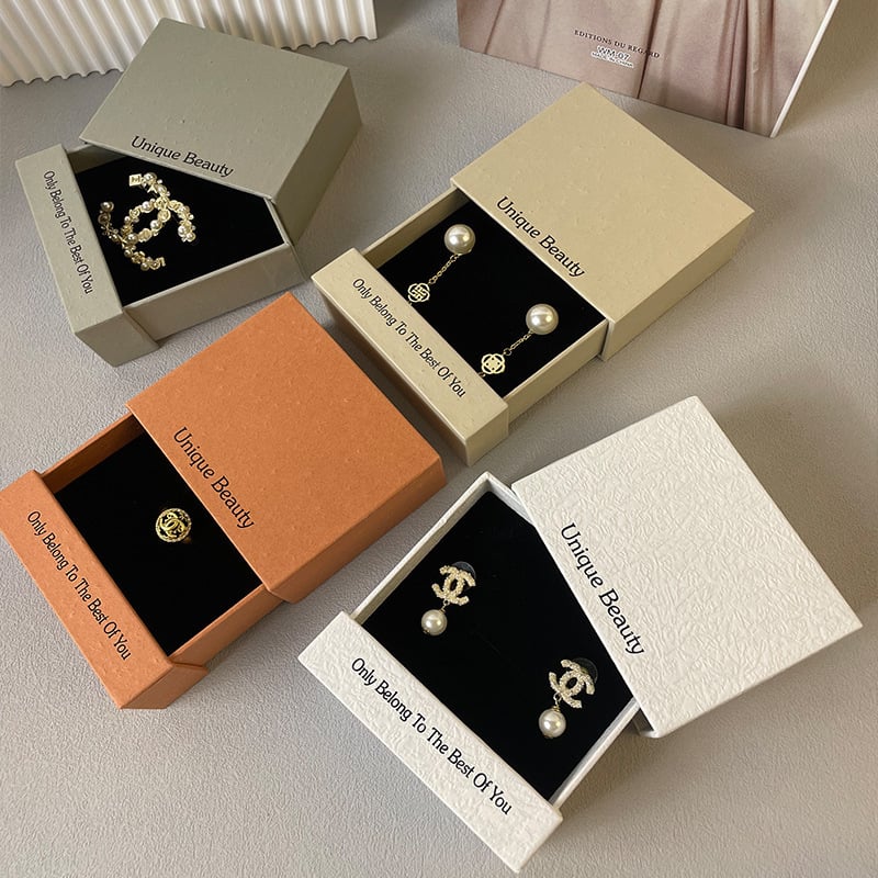 Ādas rotaslietu izstādes kārba ar vilkšanas atvilktiņu - āda, karstā iespiešana, moderns stils