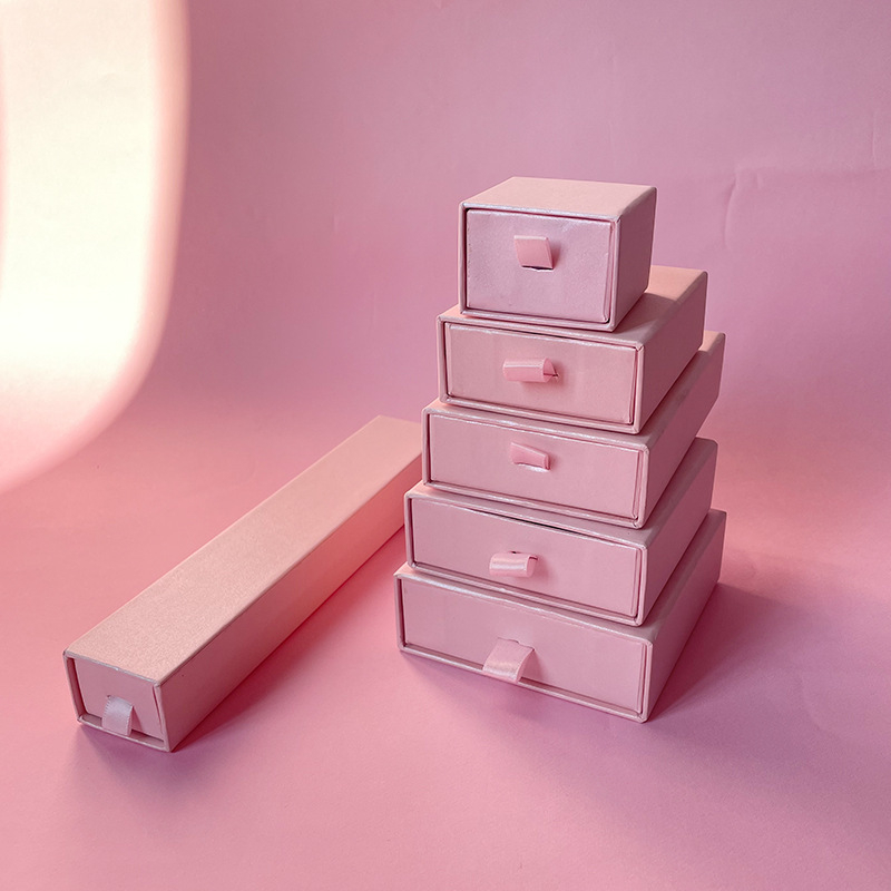 Ādas rotaslietu izstādes kārba ar vilkšanas atvilktiņu - āda, karstā iespiešana, moderns stils