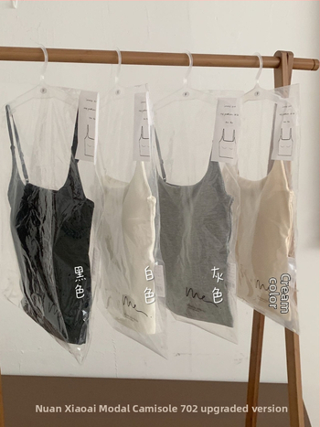 Modal topiņš ar siksniņām, šaurs siluets, īss garums, ar krūšu spilventiņu