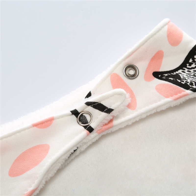 Zīdaiņu trīsstūrveida lūdzi ar divām aizdēmēm, kokvilna, uzsūcoša, zīmējums ar dzīvniekiem/animācijām, piemērots zīdaiņiem un bērniem līdz 3 gadu vecumam