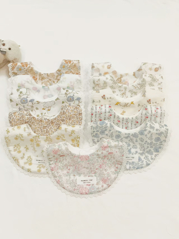 Bērnu bavete no 95% kokvilnas – ūdensizturīga un netīrumu noturīga, piemērota zīdaiņiem no dzimšanas līdz 1 gadam, U-formas kabatiņa, dažādi raksti