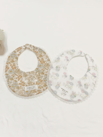 Bērnu bavete no 95% kokvilnas – ūdensizturīga un netīrumu noturīga, piemērota zīdaiņiem no dzimšanas līdz 1 gadam, U-formas kabatiņa, dažādi raksti