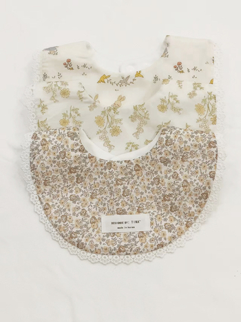 Bērnu bavete no 95% kokvilnas – ūdensizturīga un netīrumu noturīga, piemērota zīdaiņiem no dzimšanas līdz 1 gadam, U-formas kabatiņa, dažādi raksti