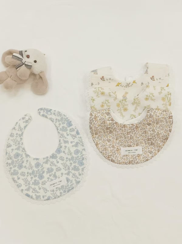 Bērnu bavete no 95% kokvilnas – ūdensizturīga un netīrumu noturīga, piemērota zīdaiņiem no dzimšanas līdz 1 gadam, U-formas kabatiņa, dažādi raksti