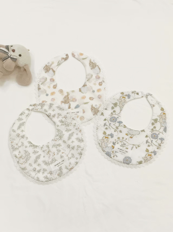 Bērnu bavete no 95% kokvilnas – ūdensizturīga un netīrumu noturīga, piemērota zīdaiņiem no dzimšanas līdz 1 gadam, U-formas kabatiņa, dažādi raksti