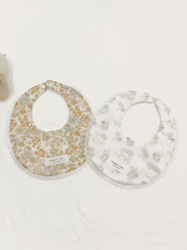 Bērnu bavete no 95% kokvilnas – ūdensizturīga un netīrumu noturīga, piemērota zīdaiņiem no dzimšanas līdz 1 gadam, U-formas kabatiņa, dažādi raksti