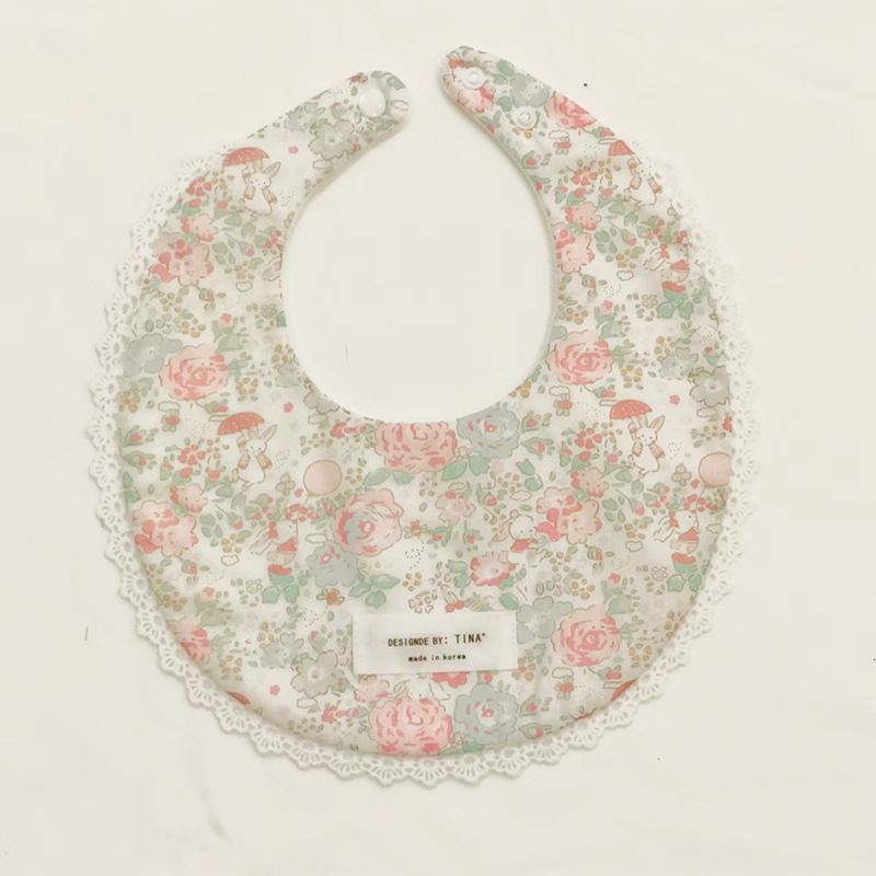 Bērnu bavete no 95% kokvilnas – ūdensizturīga un netīrumu noturīga, piemērota zīdaiņiem no dzimšanas līdz 1 gadam, U-formas kabatiņa, dažādi raksti