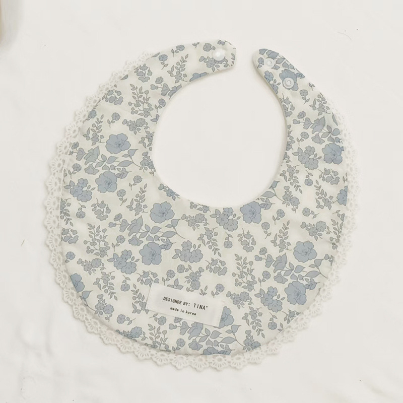 Bērnu bavete no 95% kokvilnas – ūdensizturīga un netīrumu noturīga, piemērota zīdaiņiem no dzimšanas līdz 1 gadam, U-formas kabatiņa, dažādi raksti