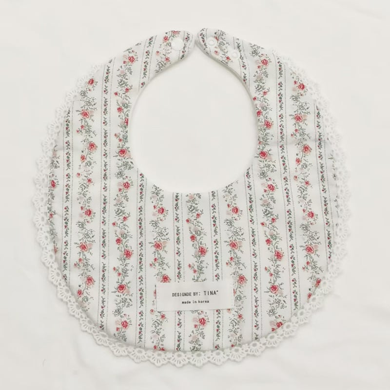 Bērnu bavete no 95% kokvilnas – ūdensizturīga un netīrumu noturīga, piemērota zīdaiņiem no dzimšanas līdz 1 gadam, U-formas kabatiņa, dažādi raksti