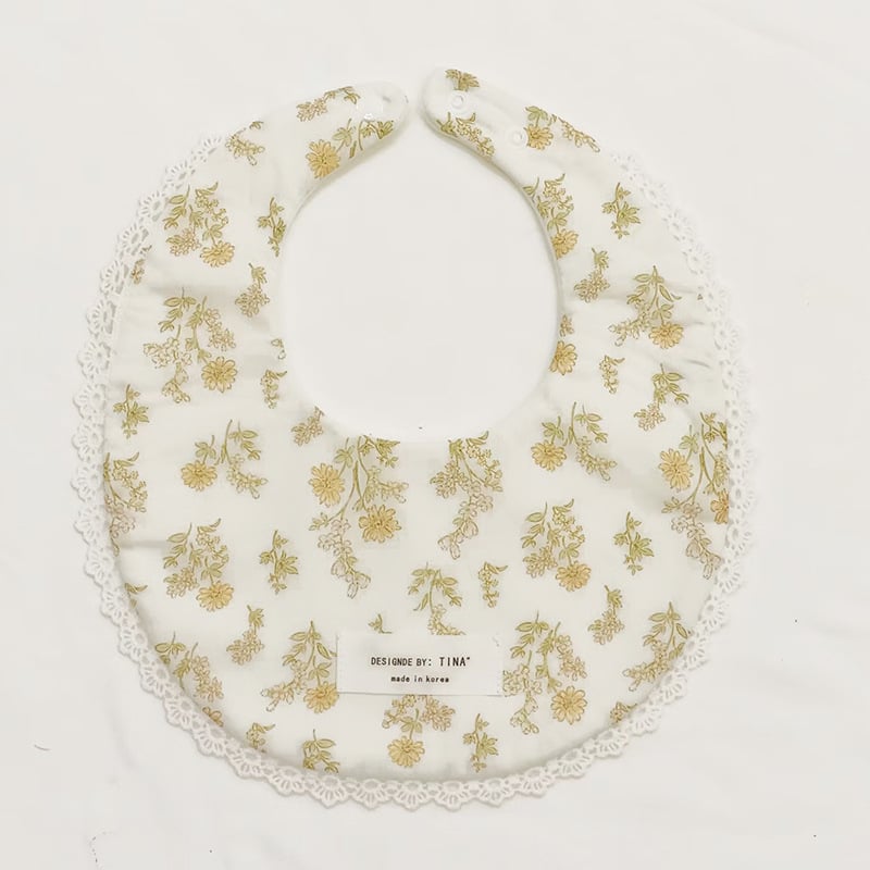 Bērnu bavete no 95% kokvilnas – ūdensizturīga un netīrumu noturīga, piemērota zīdaiņiem no dzimšanas līdz 1 gadam, U-formas kabatiņa, dažādi raksti