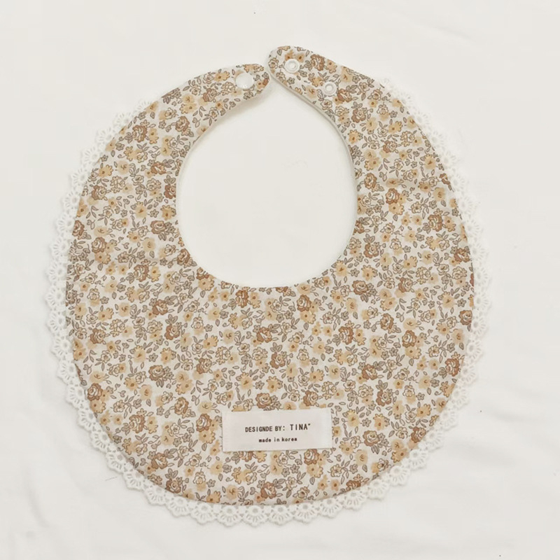 Bērnu bavete no 95% kokvilnas – ūdensizturīga un netīrumu noturīga, piemērota zīdaiņiem no dzimšanas līdz 1 gadam, U-formas kabatiņa, dažādi raksti