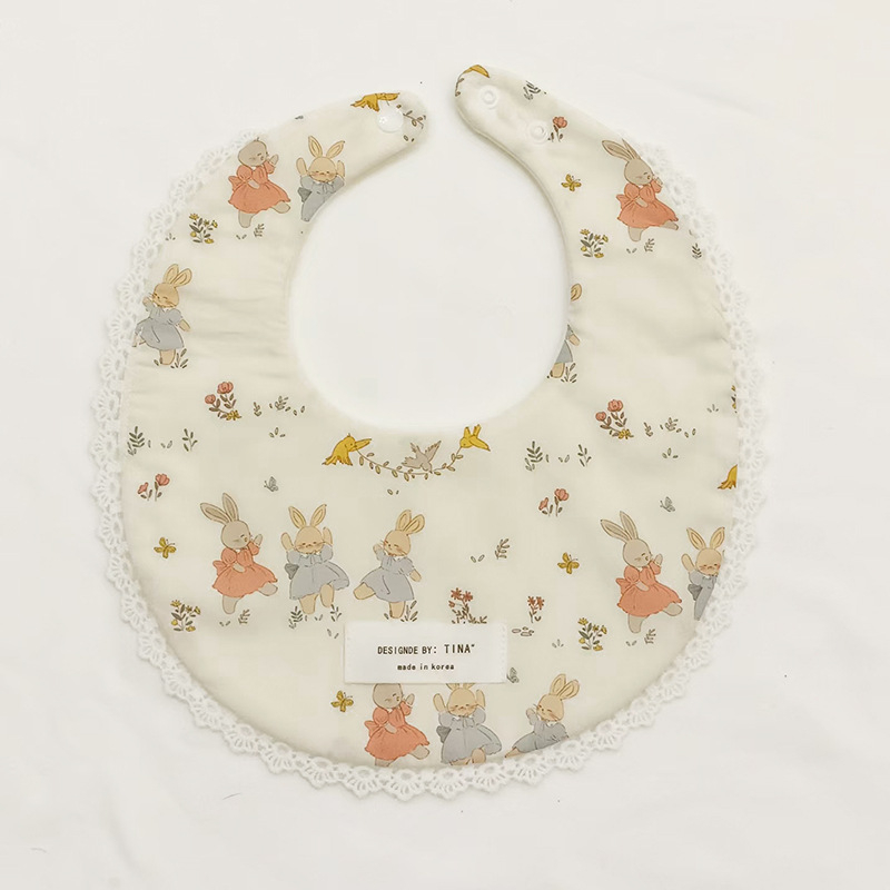 Bērnu bavete no 95% kokvilnas – ūdensizturīga un netīrumu noturīga, piemērota zīdaiņiem no dzimšanas līdz 1 gadam, U-formas kabatiņa, dažādi raksti