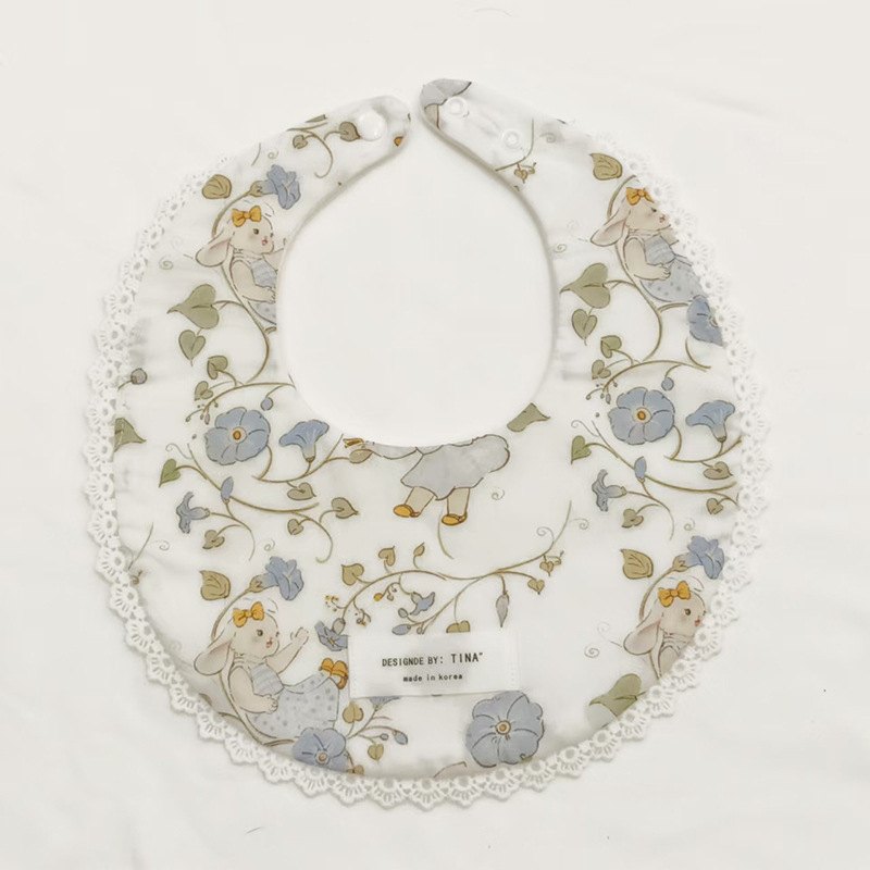 Bērnu bavete no 95% kokvilnas – ūdensizturīga un netīrumu noturīga, piemērota zīdaiņiem no dzimšanas līdz 1 gadam, U-formas kabatiņa, dažādi raksti