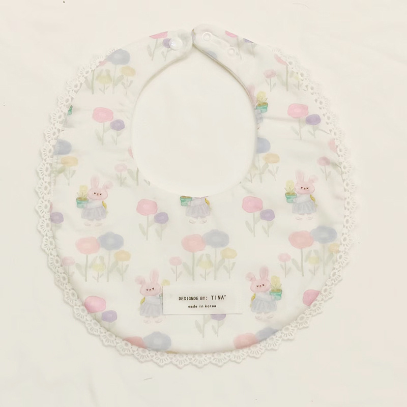 Bērnu bavete no 95% kokvilnas – ūdensizturīga un netīrumu noturīga, piemērota zīdaiņiem no dzimšanas līdz 1 gadam, U-formas kabatiņa, dažādi raksti