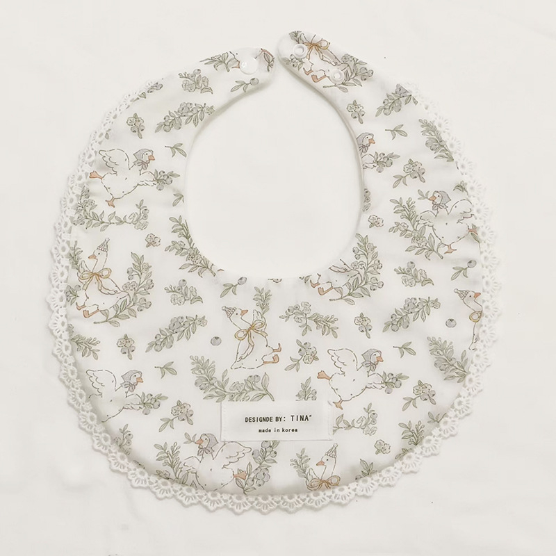 Bērnu bavete no 95% kokvilnas – ūdensizturīga un netīrumu noturīga, piemērota zīdaiņiem no dzimšanas līdz 1 gadam, U-formas kabatiņa, dažādi raksti