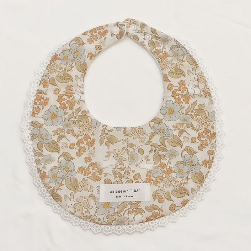 Bērnu bavete no 95% kokvilnas – ūdensizturīga un netīrumu noturīga, piemērota zīdaiņiem no dzimšanas līdz 1 gadam, U-formas kabatiņa, dažādi raksti