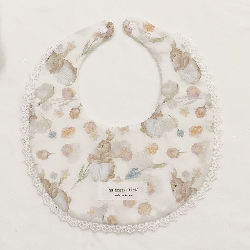 Bērnu bavete no 95% kokvilnas – ūdensizturīga un netīrumu noturīga, piemērota zīdaiņiem no dzimšanas līdz 1 gadam, U-formas kabatiņa, dažādi raksti