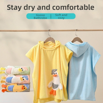 Gyerek kapucnis törölköző-köpeny coral fleece-ből, 120D szál, 400–500 g tömeg, varrás, karikatúra minta