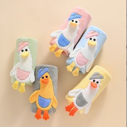 Gyerek kapucnis törölköző-köpeny coral fleece-ből, 120D szál, 400–500 g tömeg, varrás, karikatúra minta