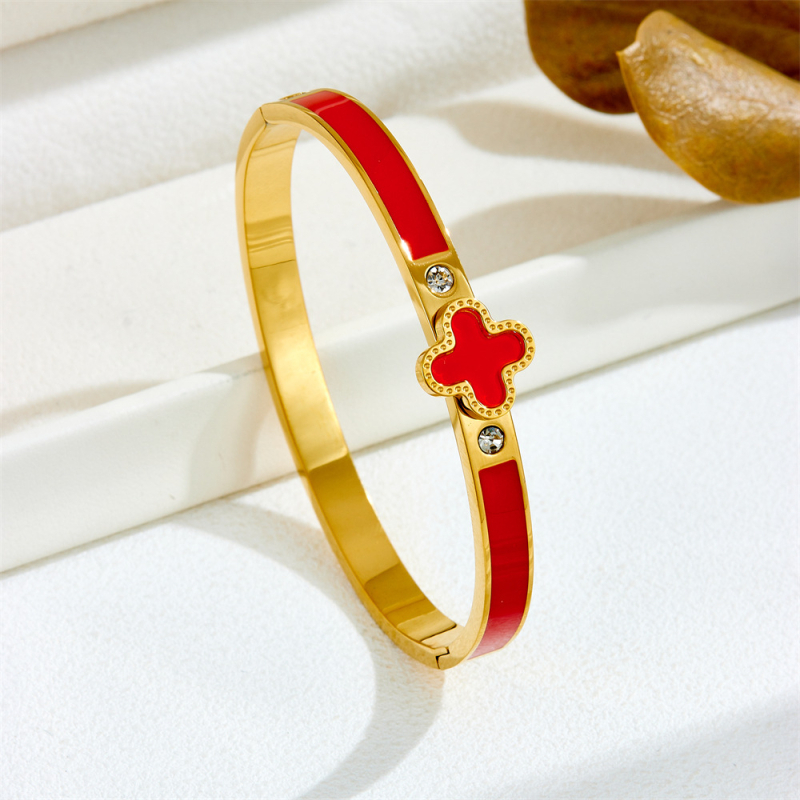 Sieviešu rokassprādze no titāna tērauda, minimālistisks dizains, elektroplatinēts pārklājums, četrlapu zieda motīvs, svars 0.01