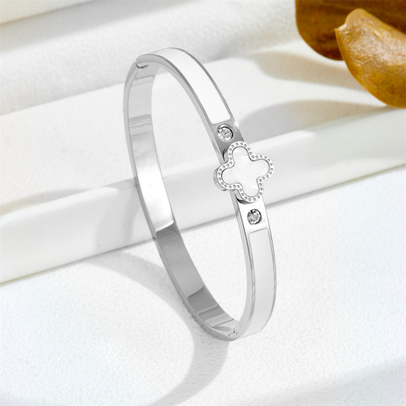 Sieviešu rokassprādze no titāna tērauda, minimālistisks dizains, elektroplatinēts pārklājums, četrlapu zieda motīvs, svars 0.01