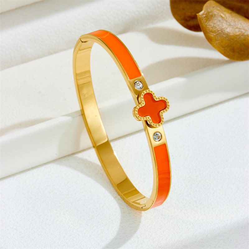 Sieviešu rokassprādze no titāna tērauda, minimālistisks dizains, elektroplatinēts pārklājums, četrlapu zieda motīvs, svars 0.01