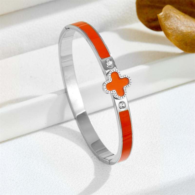 Sieviešu rokassprādze no titāna tērauda, minimālistisks dizains, elektroplatinēts pārklājums, četrlapu zieda motīvs, svars 0.01