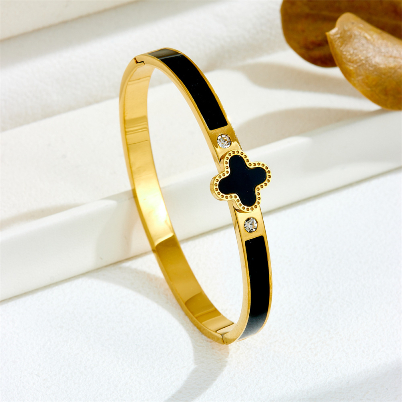 Sieviešu rokassprādze no titāna tērauda, minimālistisks dizains, elektroplatinēts pārklājums, četrlapu zieda motīvs, svars 0.01