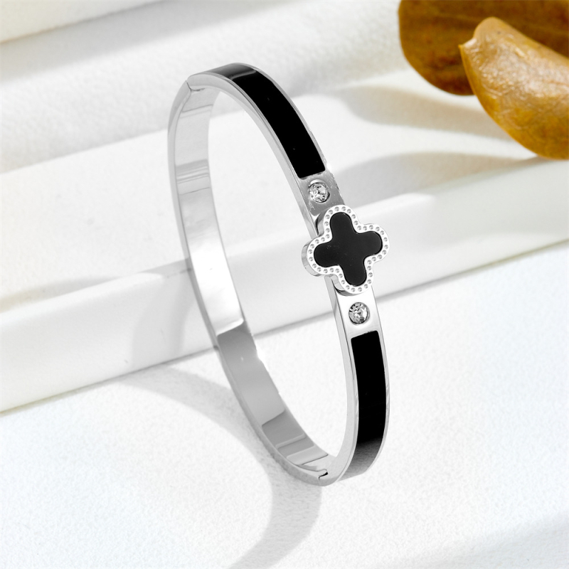 Sieviešu rokassprādze no titāna tērauda, minimālistisks dizains, elektroplatinēts pārklājums, četrlapu zieda motīvs, svars 0.01