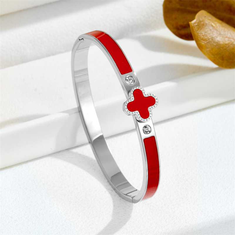 Sieviešu rokassprādze no titāna tērauda, minimālistisks dizains, elektroplatinēts pārklājums, četrlapu zieda motīvs, svars 0.01