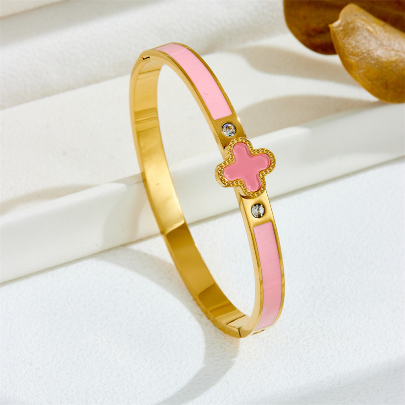 Sieviešu rokassprādze no titāna tērauda, minimālistisks dizains, elektroplatinēts pārklājums, četrlapu zieda motīvs, svars 0.01