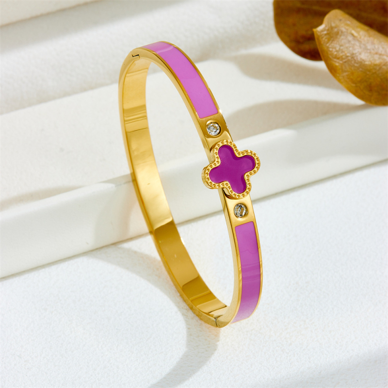 Sieviešu rokassprādze no titāna tērauda, minimālistisks dizains, elektroplatinēts pārklājums, četrlapu zieda motīvs, svars 0.01