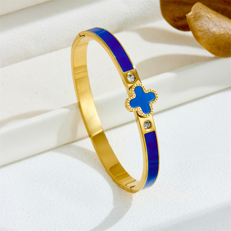 Sieviešu rokassprādze no titāna tērauda, minimālistisks dizains, elektroplatinēts pārklājums, četrlapu zieda motīvs, svars 0.01