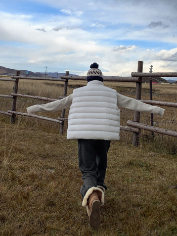 Sieviešu pūkve veste – kaču pūkas 86–90%, neilona audums, augsta apkakle, rāvējslēdzējs