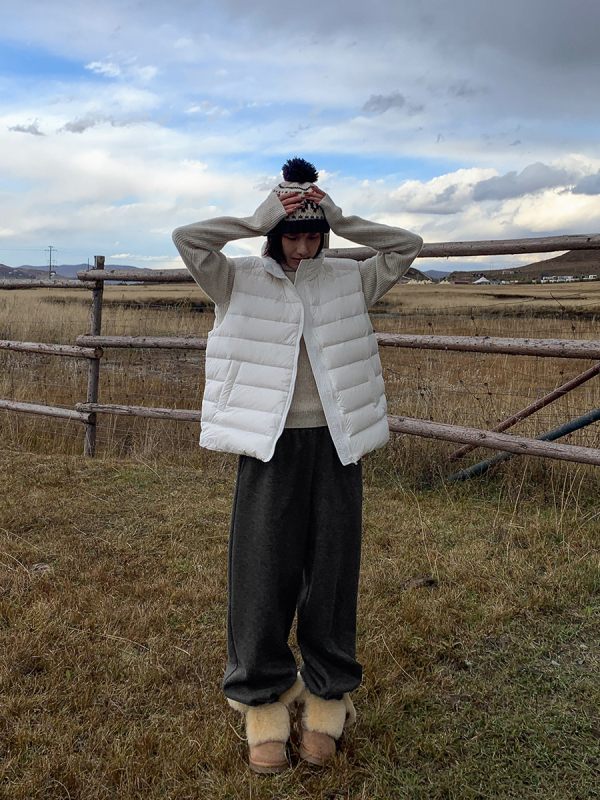 Sieviešu pūkve veste – kaču pūkas 86–90%, neilona audums, augsta apkakle, rāvējslēdzējs