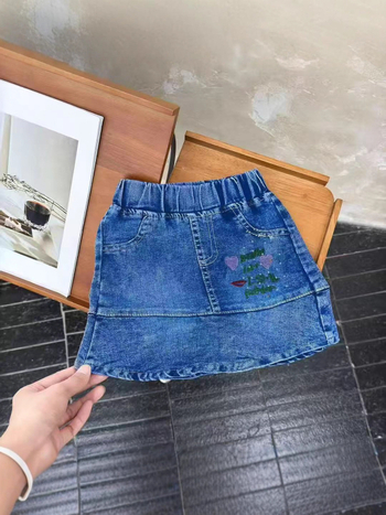 Mergaitėms džininis sijonas su animacinių gyvūnų motyvu; poliesterio megztas audinys 80%; pamušalas poliesteris 71–80%; tinka 3–8 metų vaikams (100–140 cm); rudens 2025 leidimas.