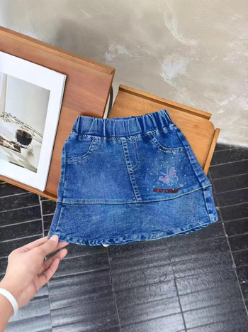 Mergaitėms džininis sijonas su animacinių gyvūnų motyvu; poliesterio megztas audinys 80%; pamušalas poliesteris 71–80%; tinka 3–8 metų vaikams (100–140 cm); rudens 2025 leidimas.