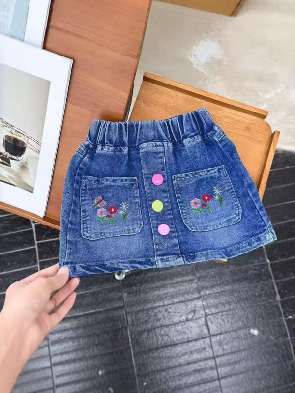 Meitenēm džinsa svārki ar dzīvnieku karikatūras rakstu; poliestera adījuma audums 80%; oderes poliesters 71–80%; piemērots vecumam 3–8 gadi (100–140 cm); rudens 2025 izlaidums.