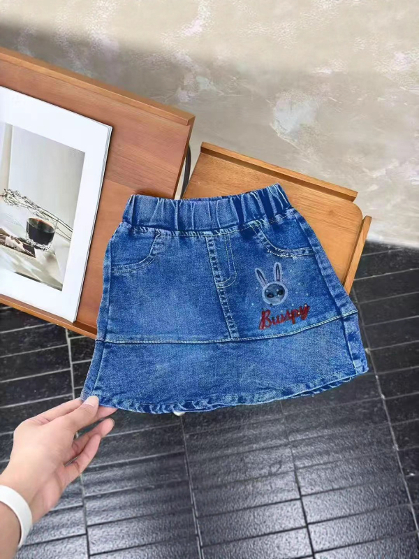 Mergaitėms džininis sijonas su animacinių gyvūnų motyvu; poliesterio megztas audinys 80%; pamušalas poliesteris 71–80%; tinka 3–8 metų vaikams (100–140 cm); rudens 2025 leidimas.