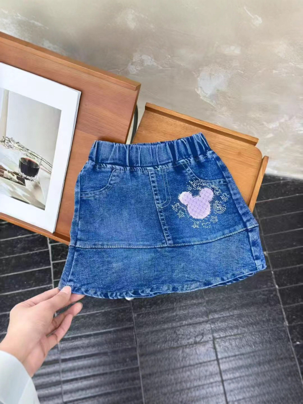 Mergaitėms džininis sijonas su animacinių gyvūnų motyvu; poliesterio megztas audinys 80%; pamušalas poliesteris 71–80%; tinka 3–8 metų vaikams (100–140 cm); rudens 2025 leidimas.