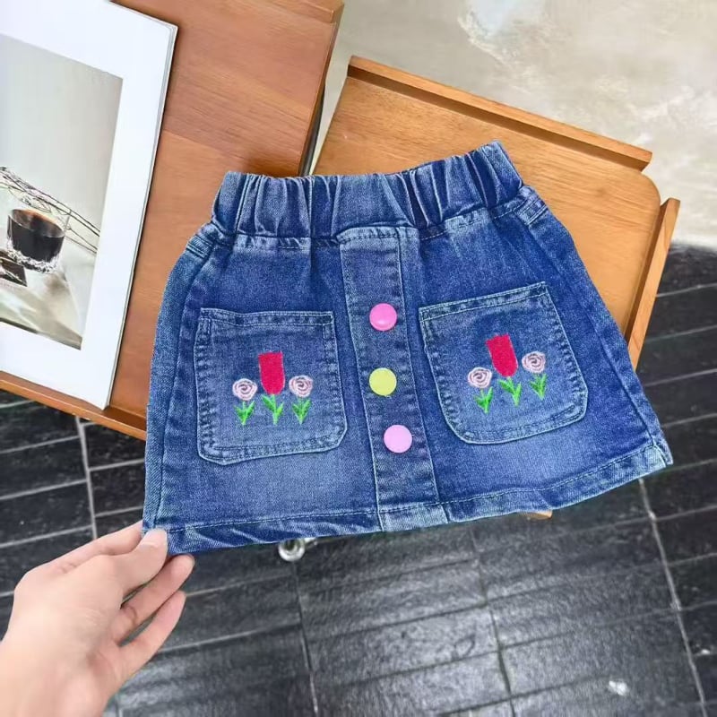 Mergaitėms džininis sijonas su animacinių gyvūnų motyvu; poliesterio megztas audinys 80%; pamušalas poliesteris 71–80%; tinka 3–8 metų vaikams (100–140 cm); rudens 2025 leidimas.