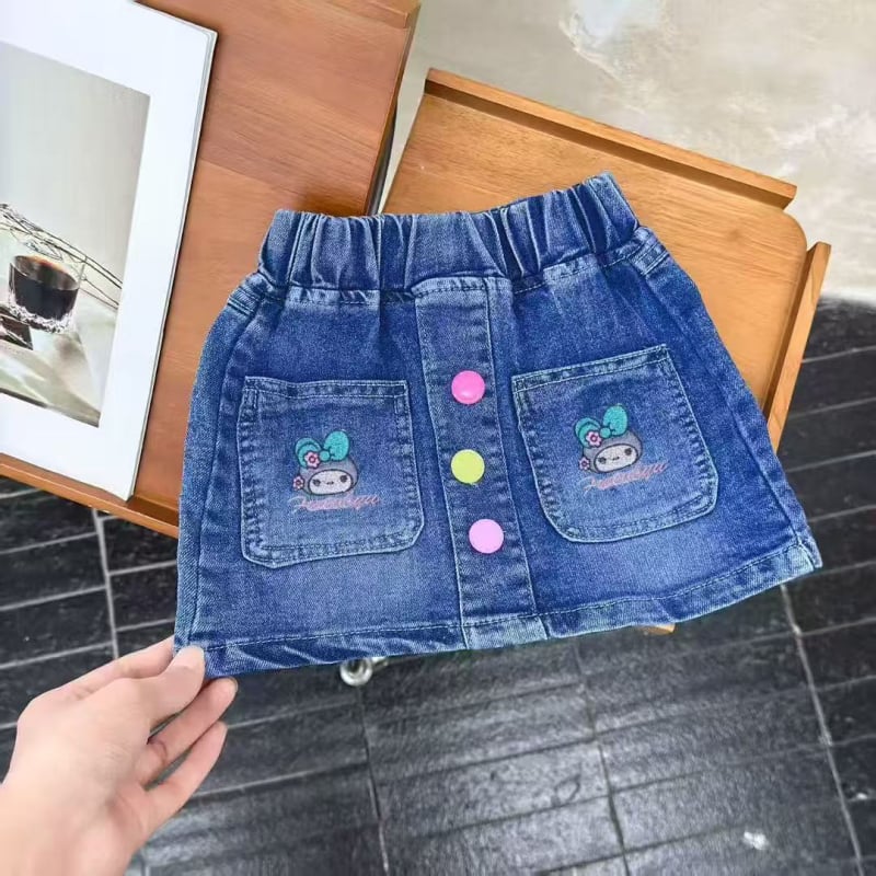 Mergaitėms džininis sijonas su animacinių gyvūnų motyvu; poliesterio megztas audinys 80%; pamušalas poliesteris 71–80%; tinka 3–8 metų vaikams (100–140 cm); rudens 2025 leidimas.