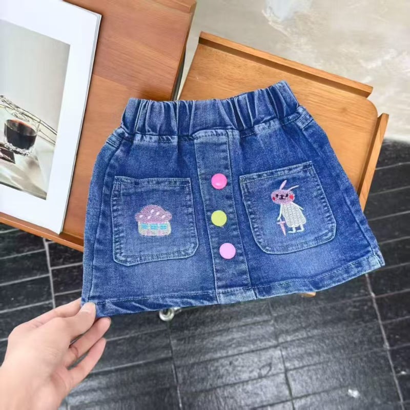 Mergaitėms džininis sijonas su animacinių gyvūnų motyvu; poliesterio megztas audinys 80%; pamušalas poliesteris 71–80%; tinka 3–8 metų vaikams (100–140 cm); rudens 2025 leidimas.