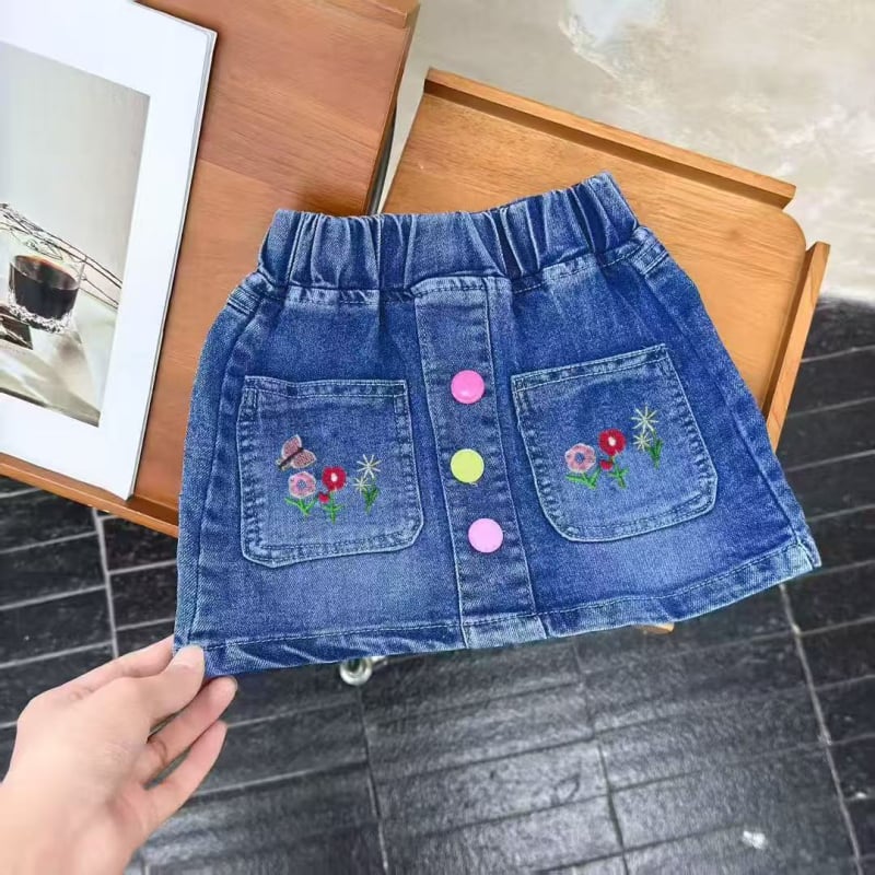 Mergaitėms džininis sijonas su animacinių gyvūnų motyvu; poliesterio megztas audinys 80%; pamušalas poliesteris 71–80%; tinka 3–8 metų vaikams (100–140 cm); rudens 2025 leidimas.