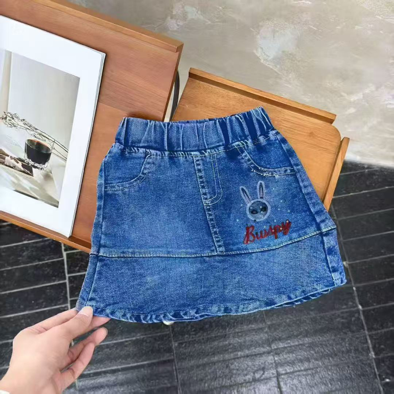 Mergaitėms džininis sijonas su animacinių gyvūnų motyvu; poliesterio megztas audinys 80%; pamušalas poliesteris 71–80%; tinka 3–8 metų vaikams (100–140 cm); rudens 2025 leidimas.