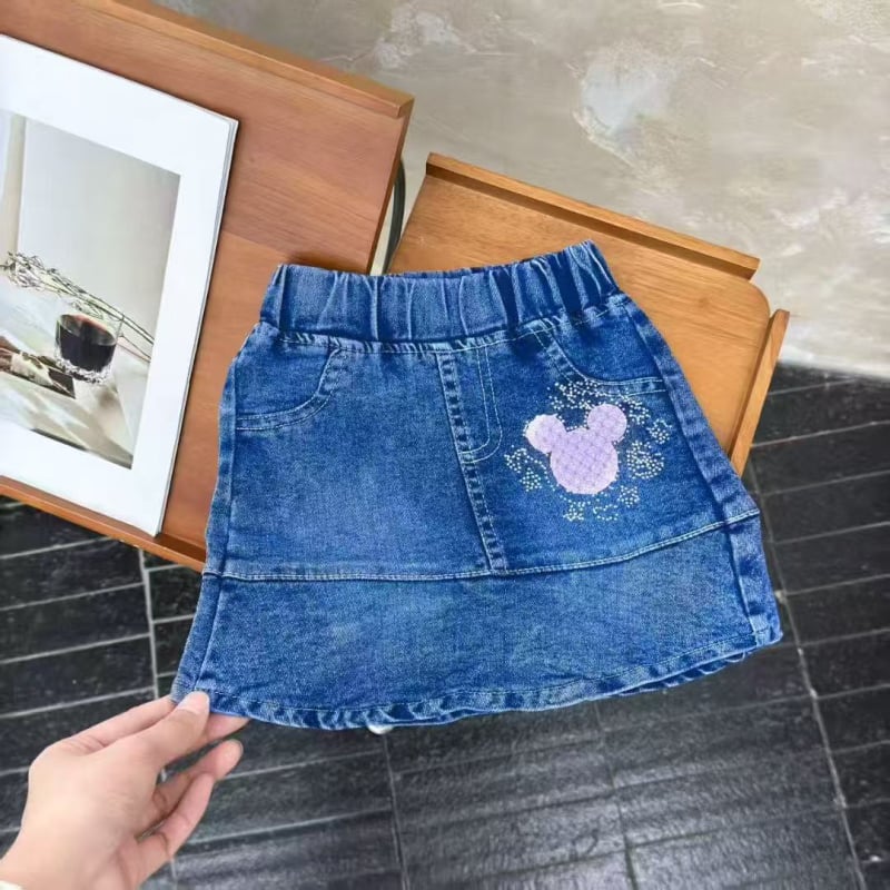 Mergaitėms džininis sijonas su animacinių gyvūnų motyvu; poliesterio megztas audinys 80%; pamušalas poliesteris 71–80%; tinka 3–8 metų vaikams (100–140 cm); rudens 2025 leidimas.