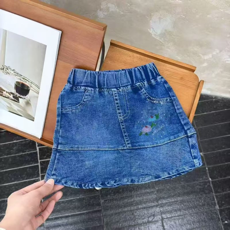 Mergaitėms džininis sijonas su animacinių gyvūnų motyvu; poliesterio megztas audinys 80%; pamušalas poliesteris 71–80%; tinka 3–8 metų vaikams (100–140 cm); rudens 2025 leidimas.