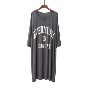 Modal naktskleita sievietēm, viengabala, bez apkakles, gara svārka, no viskozes auduma