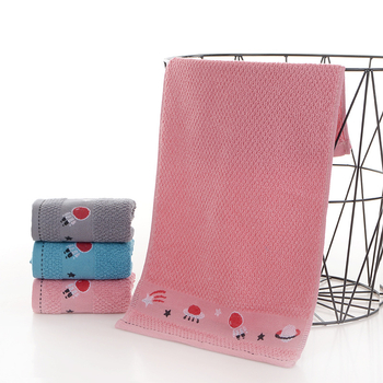 Bērnu kokvilnas dvieļš ar karikatūras motīvu, izšūšana un džakarda audums, 50–80 g, pielāgota apstrāde