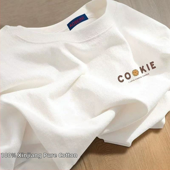 Sieviešu kokvilnas T-krekls ar apaļu kakla izgriezumu, īsiem piedurknēm, brīvā piegriezuma, ar teksta druku